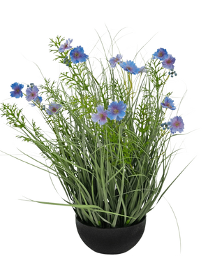 Un pot noir avec du gazon artificiel violet Gesang Flower, un pot d'oignon de 56 cm ignifuge, avec de hautes feuilles vertes ressemblant à de l'herbe et des fleurs bleu-violet, sur un fond blanc uni.